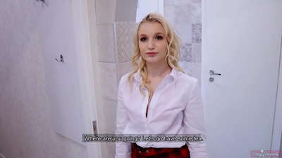 Hoʻopunipuni ke kaikamahine kula nui i kāna ipo me kāna hoaaloha | POV a me ka cum i loko o kāna puʻu!